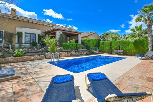 Alondra Splendida e confortevole villa con piscina privata a Jávea, Costa Blanca, Spagna, per 6 persone. La casa è situata in una zona residenziale vicino alla spiaggia e a 3 km da Benitachell....