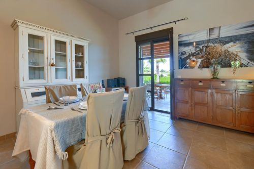 Alondra Hermosa y cómoda villa con piscina privada en Jávea, Costa Blanca, España para 6 personas. La casa está situada en una zona residencial de playa y se encuentra a 3 km de Benitachell....