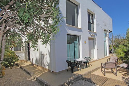 Villa Blanca 4 pax Villa moderna y cómoda en Moraira, Costa Blanca, España, con piscina privada para 4 personas. La casa está situada en una zona residencial de playa y se encuentra a 1 km de la playa Playa L'Ampolla....