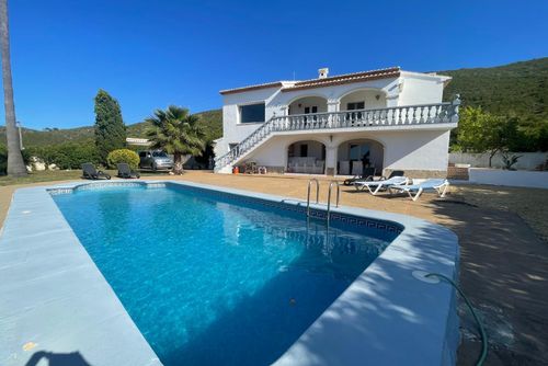 ARP Magnifique et charmante villa avec piscine privée à Jávea, Costa Blanca, Espagne, pour 6 personnes. La villa dispose de 3 chambres et 3 salles de bains, réparties sur 2 niveaux....