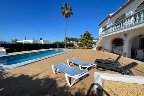 ARP Maravillosa y encantadora villa con piscina privada en Jávea, Costa Blanca, España, para 6 personas. La villa cuenta con 3 dormitorios y 3 baños, distribuidos en 2 niveles....