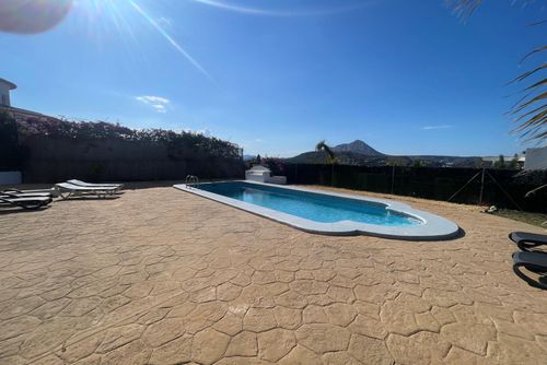 ARP Geweldige en mooie villa met privézwembad in Jávea, Costa Blanca, Spanje voor 6 personen. De villa beschikt over 3 slaapkamers en 3 badkamers, verspreid over 2 verdiepingen....