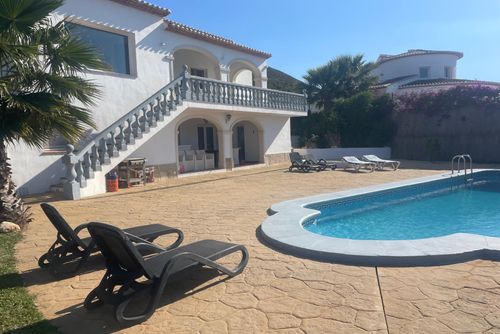 ARP Magnifique et charmante villa avec piscine privée à Jávea, Costa Blanca, Espagne, pour 6 personnes. La villa dispose de 3 chambres et 3 salles de bains, réparties sur 2 niveaux....