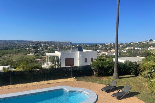 ARP Magnifique et charmante villa avec piscine privée à Jávea, Costa Blanca, Espagne, pour 6 personnes. La villa dispose de 3 chambres et 3 salles de bains, réparties sur 2 niveaux....
