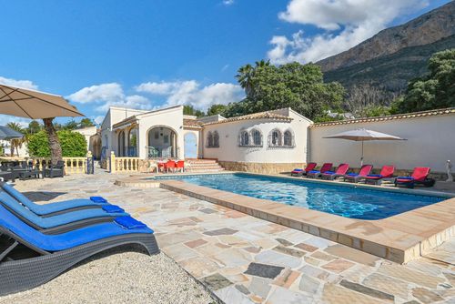 Ker Blanc Grande e bella villa con piscina privata a Jávea, Costa Blanca, Spagna per 10 persone. La casa è situata in una zona residenziale vicino alla spiaggia....