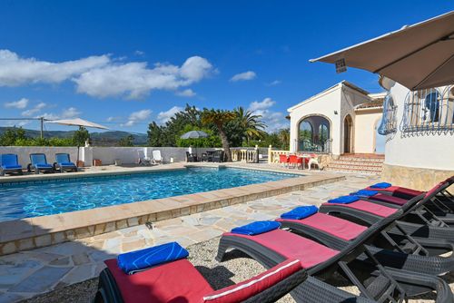 Ker Blanc Grande e incantevole villa a Jávea, Costa Blanca, Spagna con piscina privata per 10 persone. La casa è situata in una zona residenziale vicino alla spiaggia....