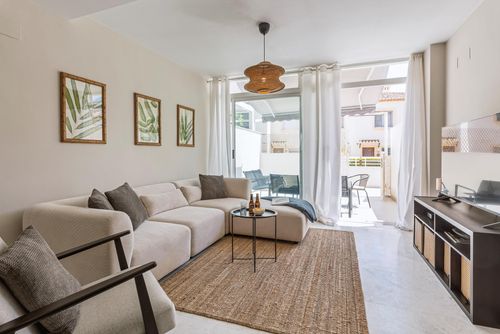 Casa Bruselas Charmante et confortable maison à Javea, Costa Blanca, Espagne, avec piscine commune pour 6 personnes. La maison est située dans un quartier résidentiel, à proximité de restaurants, bars et magasins, et à 500 m de la plage de l'Arenal....