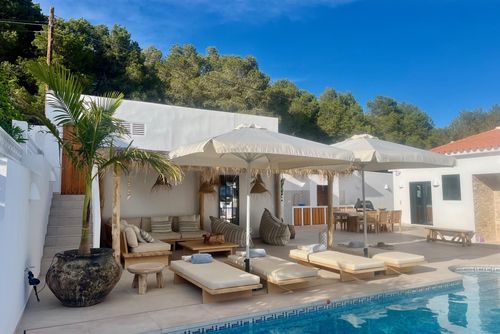 Casa Estrella Villa avec piscine privée à Moraira, Costa Blanca, Espagne pour 4 personnes. La maison est située dans une zone côtière, vallonnée et résidentielle, à proximité des restaurants et des bars et à 3 km de la plage de Moraira Ampolla....