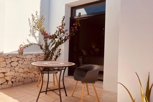 Casa Estrella Villa mit privatem Pool in Moraira, Costa Blanca, Spanien für 4 Personen. Das Haus befindet sich in einer Küstenregion, hügelig und in einem Wohngebiet, in der Nähe von Restaurants und Bars und 3 km vom Strand Moraira Ampolla entfernt....