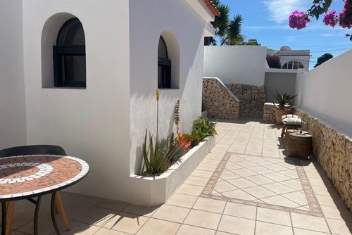 Casa Estrella Villa avec piscine privée à Moraira, Costa Blanca, Espagne pour 4 personnes. La maison est située dans une zone côtière, vallonnée et résidentielle, à proximité des restaurants et des bars et à 3 km de la plage de Moraira Ampolla....
