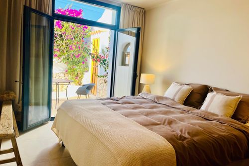 Casa Estrella Villa mit privatem Pool in Moraira, Costa Blanca, Spanien für 4 Personen. Das Haus befindet sich in einer Küstenregion, hügelig und in einem Wohngebiet, in der Nähe von Restaurants und Bars und 3 km vom Strand Moraira Ampolla entfernt....