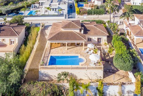 Villa Tom by Solidays Große und komfortable Luxusvilla in Moraira, Costa Blanca, Spanien für 6 Personen. Die Villa befindet sich in einer Wohngegend nahe dem Strand und ist 2 km vom Strand L'Ampolla entfernt....