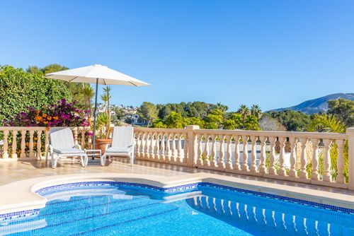 Villa Tom by Solidays Grande et confortable villa de luxe à Moraira, Costa Blanca, Espagne, pour 6 personnes. La villa est située dans une zone résidentielle près de la plage et se trouve à 2 km de la plage de L'Ampolla....