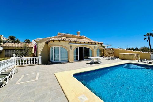 Villa Mar y Sol Duża, klasyczna willa w Benitachell, Costa Blanca, Hiszpania, z prywatnym basenem dla 6 osób. Dom znajduje się w nadmorskiej, pagórkowatej i mieszkalnej okolicy....