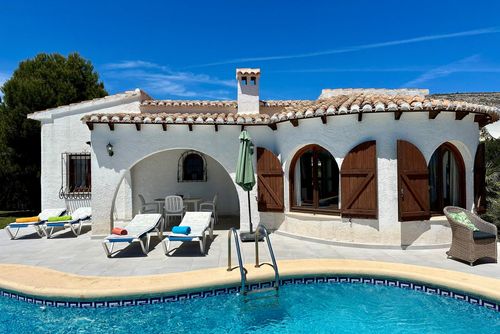 Villa Agneta Vila yang rustic dan romantis di Benitachell, Costa Blanca, Spanyol, dengan kolam renang pribadi untuk 4 orang. Rumah ini terletak di daerah pesisir yang berbukit dan pemukiman, serta berjarak 2 km dari pantai Cala del Moraig....