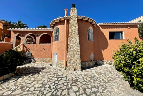 Villa June Rustikk og klassisk villa med privat svømmebasseng i Benitachell, Costa Blanca, Spania for 4 personer. Huset ligger i et kystnært, kupert og boligområde, og er 4 km fra stranden....