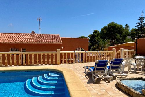 Villa June Rustikale und klassische Villa mit privatem Pool in Benitachell, Costa Blanca, Spanien für 4 Personen. Das Haus befindet sich in einer küstennahen, hügeligen und Wohngegend und ist 4 km vom Strand entfernt....