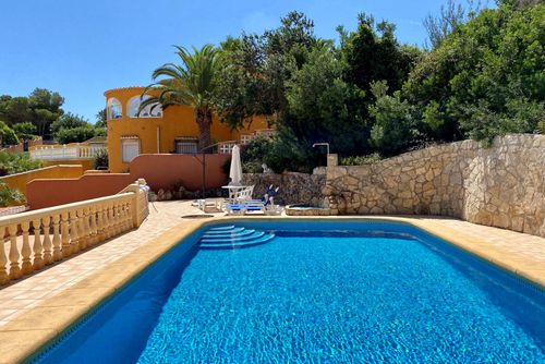Villa June Rustikale und klassische Villa mit privatem Pool in Benitachell, Costa Blanca, Spanien für 4 Personen. Das Haus befindet sich in einer küstennahen, hügeligen und Wohngegend und ist 4 km vom Strand entfernt....