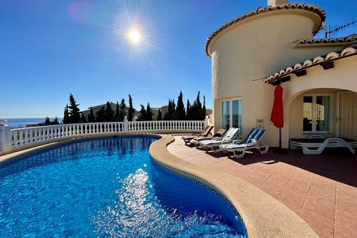 Villa Elena Klassisk og romantisk villa i Benitachell, Costa Blanca, Spania med privat basseng for 6 personer. Huset ligger i et kystnært, kupert og boligområde....