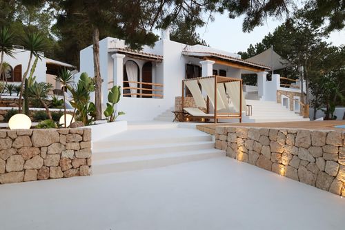 Descubre el paraíso en Villa Can Rafel Playa a 5 minutos en coche  Diseño  Ibicenco  Tranquilidad Real Luxusvilla mit beheiztem Pool in Cala Tarida, Ibiza, Spanien, für 6 Personen. Die Villa befindet sich in einem hügeligen, bewaldeten und residentialen Strandgebiet und ist 500 m vom Strand entfernt....