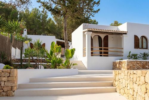 Descubre el paraíso en Villa Can Rafel Playa a 5 minutos en coche  Diseño  Ibicenco  Tranquilidad Real Luxury villa with heated pool in Cala Tarida, Ibiza, Spain for 6 persons. The villa is situated in a hilly, wooded, and residential beach area and is 500 m from the beach....