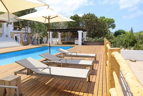 Descubre el paraíso en Villa Can Rafel Playa a 5 minutos en coche  Diseño  Ibicenco  Tranquilidad Real Luxury villa in Cala Tarida, Ibiza, Spain with heated pool for 6 persons. The villa is situated in a hilly, wooded, and residential beach area and is 500 m from the beach....