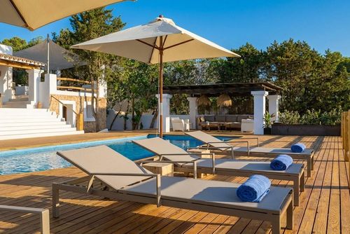 Descubre el paraíso en Villa Can Rafel Playa a 5 minutos en coche  Diseño  Ibicenco  Tranquilidad Real Luksusvilla med oppvarmet basseng i Cala Tarida, Ibiza, Spania for 6 personer. Villaen ligger i et kupert, skogkledd og boligområde nær stranden, og er 500 m fra stranden....