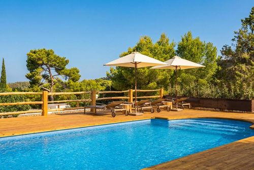 Descubre el paraíso en Villa Can Rafel Playa a 5 minutos en coche  Diseño  Ibicenco  Tranquilidad Real Luksusvilla med opvarmet pool i Cala Tarida, Ibiza, Spanien til 6 personer. Villaen er beliggende i et bakket, skovklædt og boligområde tæt på stranden og er 500 m fra stranden....