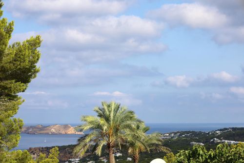 Descubre el paraíso en Villa Can Rafel Playa a 5 minutos en coche  Diseño  Ibicenco  Tranquilidad Real Lyxvilla med uppvärmd pool i Cala Tarida, Ibiza, Spanien för 6 personer. Villan ligger i ett kuperat, skogigt och bostadsområde nära stranden och är belägen 500 m från stranden....