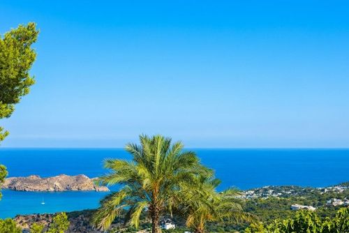 Descubre el paraíso en Villa Can Rafel Playa a 5 minutos en coche  Diseño  Ibicenco  Tranquilidad Real Luksusvilla med oppvarmet basseng i Cala Tarida, Ibiza, Spania for 6 personer. Villaen ligger i et kupert, skogkledd og boligområde nær stranden, og er 500 m fra stranden....