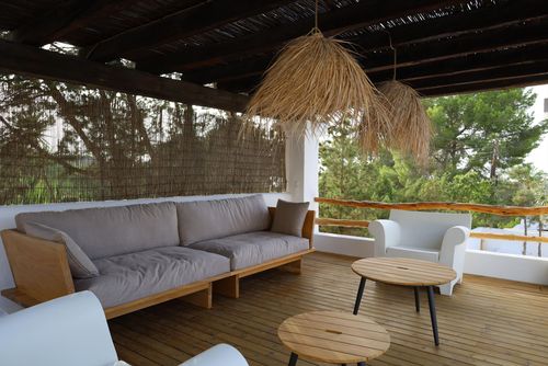 Descubre el paraíso en Villa Can Rafel Playa a 5 minutos en coche  Diseño  Ibicenco  Tranquilidad Real Lyxvilla med uppvärmd pool i Cala Tarida, Ibiza, Spanien för 6 personer. Villan ligger i ett kuperat, skogigt och bostadsområde nära stranden och är belägen 500 m från stranden....