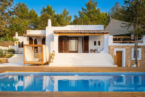 Descubre el paraíso en Villa Can Rafel Playa a 5 minutos en coche  Diseño  Ibicenco  Tranquilidad Real Luxusvilla mit beheiztem Pool in Cala Tarida, Ibiza, Spanien, für 6 Personen. Die Villa befindet sich in einem hügeligen, bewaldeten und residentialen Strandgebiet und ist 500 m vom Strand entfernt....