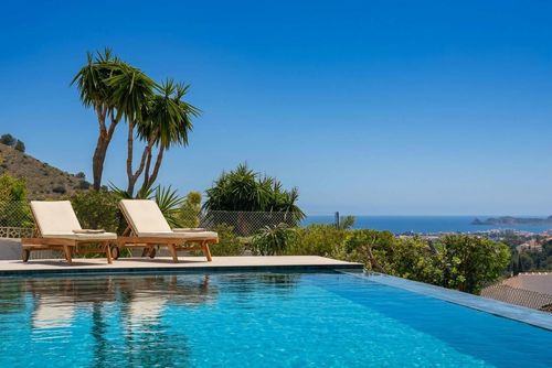 Casa Renata 8 pax Moderna y cómoda villa con piscina privada en Jávea, Costa Blanca, España, para 8 personas. La casa está situada en una zona residencial de playa....