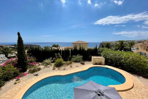 Villa Patricia Grande et joyeuse villa à Benitachell, Costa Blanca, Espagne, avec piscine privée pour 6 personnes. La maison est située dans une zone résidentielle côtière et vallonnée....