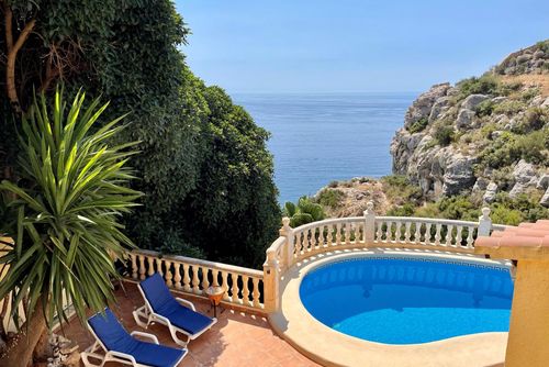Villa Almirante Stor og vakker villa i Benitachell, Costa Blanca, Spania med privat svømmebasseng for 6 personer. Huset ligger i et kystnært, kupert og boligområde, og er 4 km fra stranden....