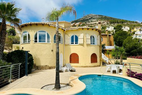 Villa Bahía Heerlijke en vrolijke villa in Benitachell, Costa Blanca, Spanje met privézwembad voor 4 personen. Het huis is gelegen in een kustachtige, heuvelachtige en residentiële omgeving....