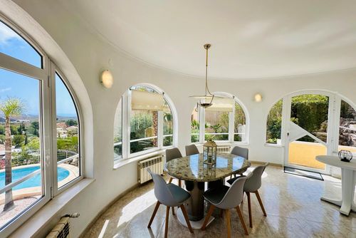 Villa Bahía Heerlijke en vrolijke villa in Benitachell, Costa Blanca, Spanje met privézwembad voor 4 personen. Het huis is gelegen in een kustachtige, heuvelachtige en residentiële omgeving....