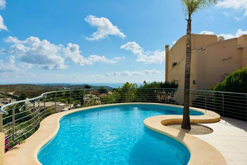 Villa Bahía Schöne und fröhliche Villa in Benitachell, Costa Blanca, Spanien, mit privatem Pool für 4 Personen. Das Haus befindet sich in einer küstennahen, hügeligen und Wohngegend....