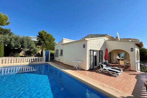 Villa Melissa Fantastisk og komfortabel villa med privat svømmebasseng i Benitachell, Costa Blanca, Spania, for 6 personer. Huset ligger i et kystnært, kupert og boligområde....