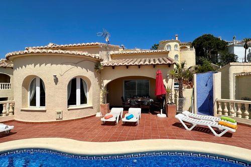 Villa Sally Vakker og komfortabel villa i Benitachell, Costa Blanca, Spania med privat basseng for 6 personer. Huset ligger i et kystnært, kupert og boligområde....