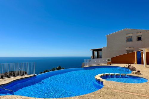 Ático Vistamar X2113 Penthouse in Benitachell, Costa Blanca, Spanje met gemeenschappelijk zwembad voor 4 personen. Het huis is gelegen in een kust-, heuvelachtig en residentieel gebied....