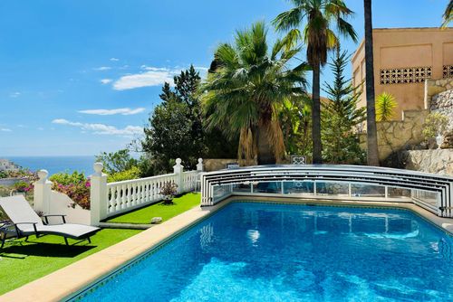 Villa Camelia Grande et confortable villa à Benitachell, Costa Blanca, Espagne, avec piscine privée pour 6 personnes. La maison est située dans un quartier résidentiel côtier et vallonné....