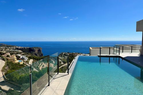 Villa Amanecer Moderna y lujosa villa en Benitachell, Costa Blanca, España, con piscina privada para 6 personas. La villa se encuentra en una zona costera, montañosa y residencial....