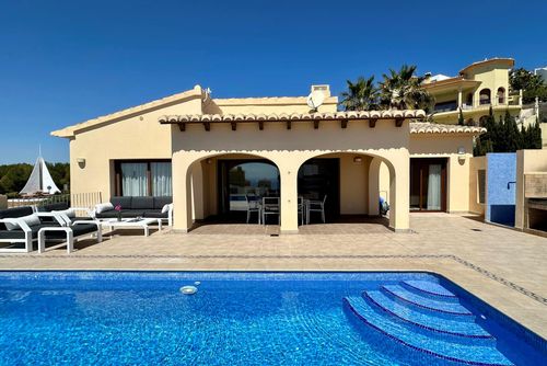 Villa Paraíso Stor og komfortabel villa i Benitachell, Costa Blanca, Spanien med privat pool til 6 personer. Huset har 3 soveværelser og 2 badeværelser....