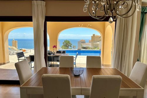 Villa Paraíso Stor og komfortabel villa i Benitachell, Costa Blanca, Spanien med privat pool til 6 personer. Huset har 3 soveværelser og 2 badeværelser....