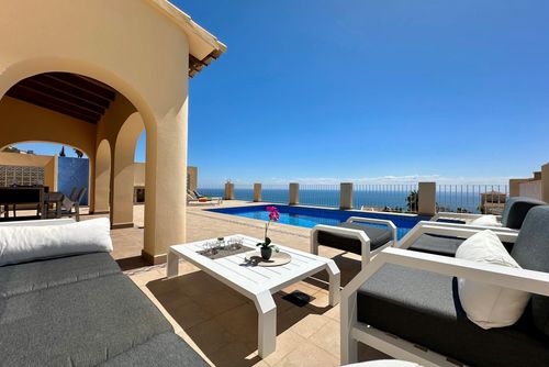 Villa Paraíso Duża i komfortowa willa w Benitachell, Costa Blanca, Hiszpania, z prywatnym basenem dla 6 osób. Dom posiada 3 sypialnie i 2 łazienki....