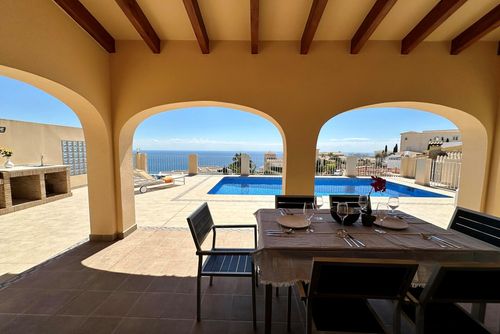 Villa Paraíso Duża i komfortowa willa z prywatnym basenem w Benitachell, Costa Blanca, Hiszpania, przeznaczona dla 6 osób. Dom posiada 3 sypialnie i 2 łazienki....