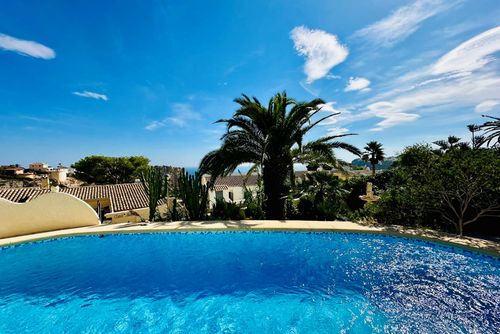 Villa Ágave Klassisk og munter villa med privat basseng i Benitachell, Costa Blanca, Spania for 4 personer. Huset ligger i et kystnært og boligområde, nært restauranter og barer, supermarkeder og en tennisbane, og er 2 km fra stranden....