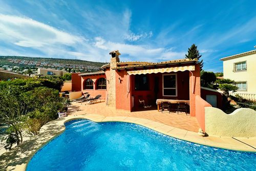 Villa Ágave Classic en vrolijke villa met privé zwembad in Benitachell, Costa Blanca, Spanje voor 4 personen. Het huis is gelegen in een kust- en woongebied, dicht bij restaurants en bars, supermarkten en een tennisbaan, en is 2 km van het strand....