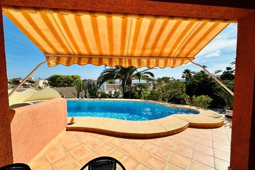 Villa Ágave Classic en vrolijke villa in Benitachell, Costa Blanca, Spanje met privézwembad voor 4 personen. Het huis is gelegen in een kust- en woongebied, dicht bij restaurants en bars, supermarkten en een tennisbaan, en op 2 km van het strand....